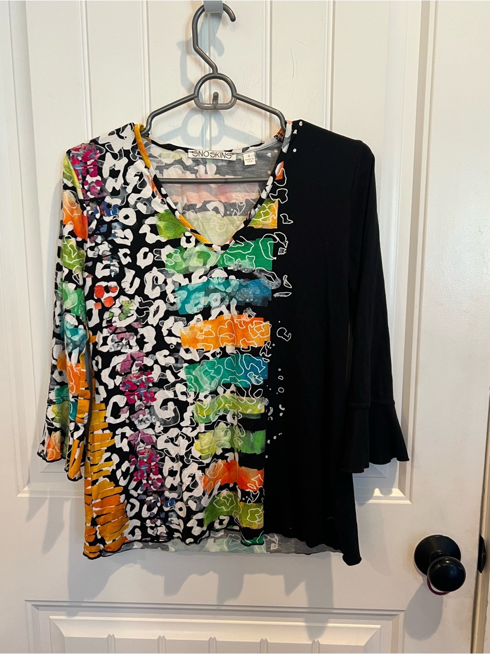 SNO SKINS Black V-Neck Abstract Animal Print bell sleeve S